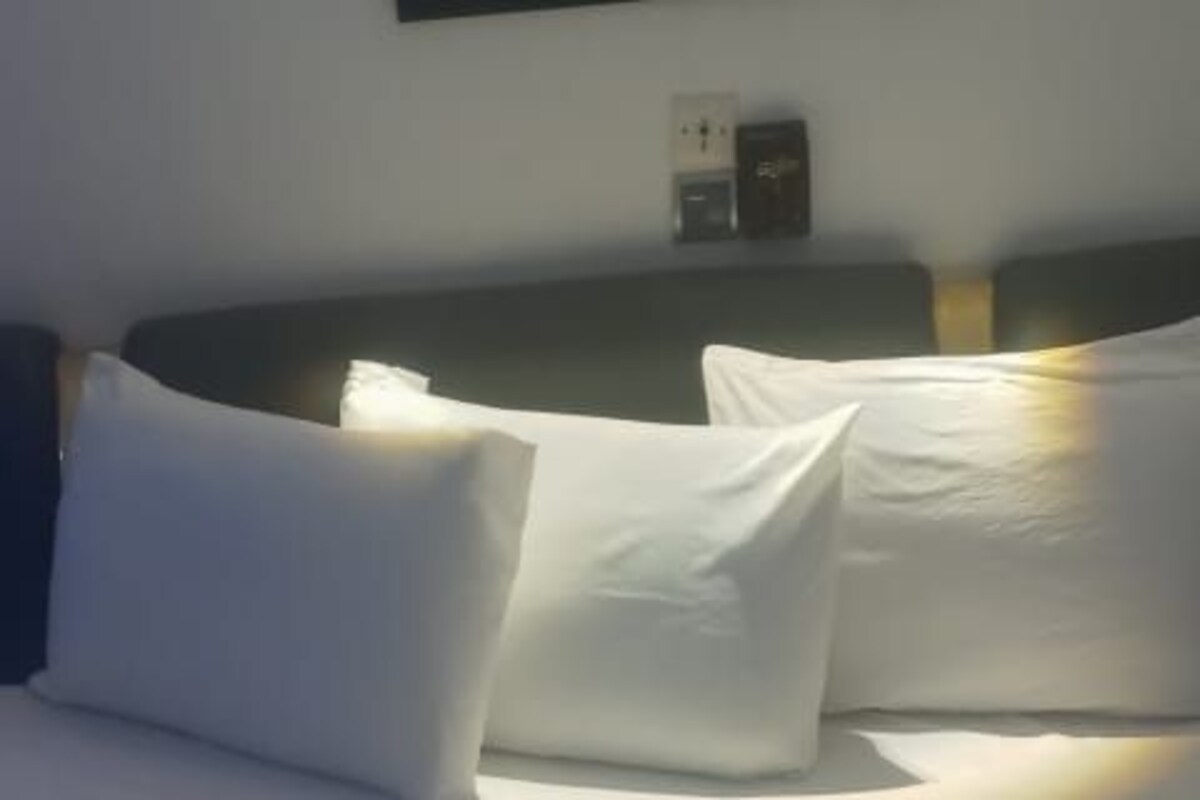 Escritorio, espacio para trabajar con laptop y wifi gratis 