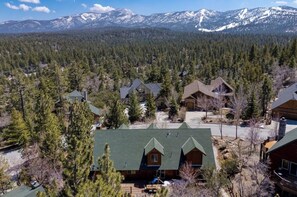 A residential area with multiple houses surrounded by dense forests and snow-capped mountains in the background. - Walk to Octoberfest, 5 Minutes to Ski (Big Bear Lake)