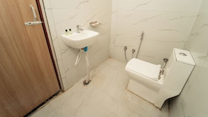 Ein Badezimmer mit Toilette, Waschbecken und Dusche.