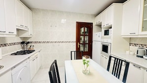 Kühlschrank, Mikrowelle, Herdplatte, Toaster