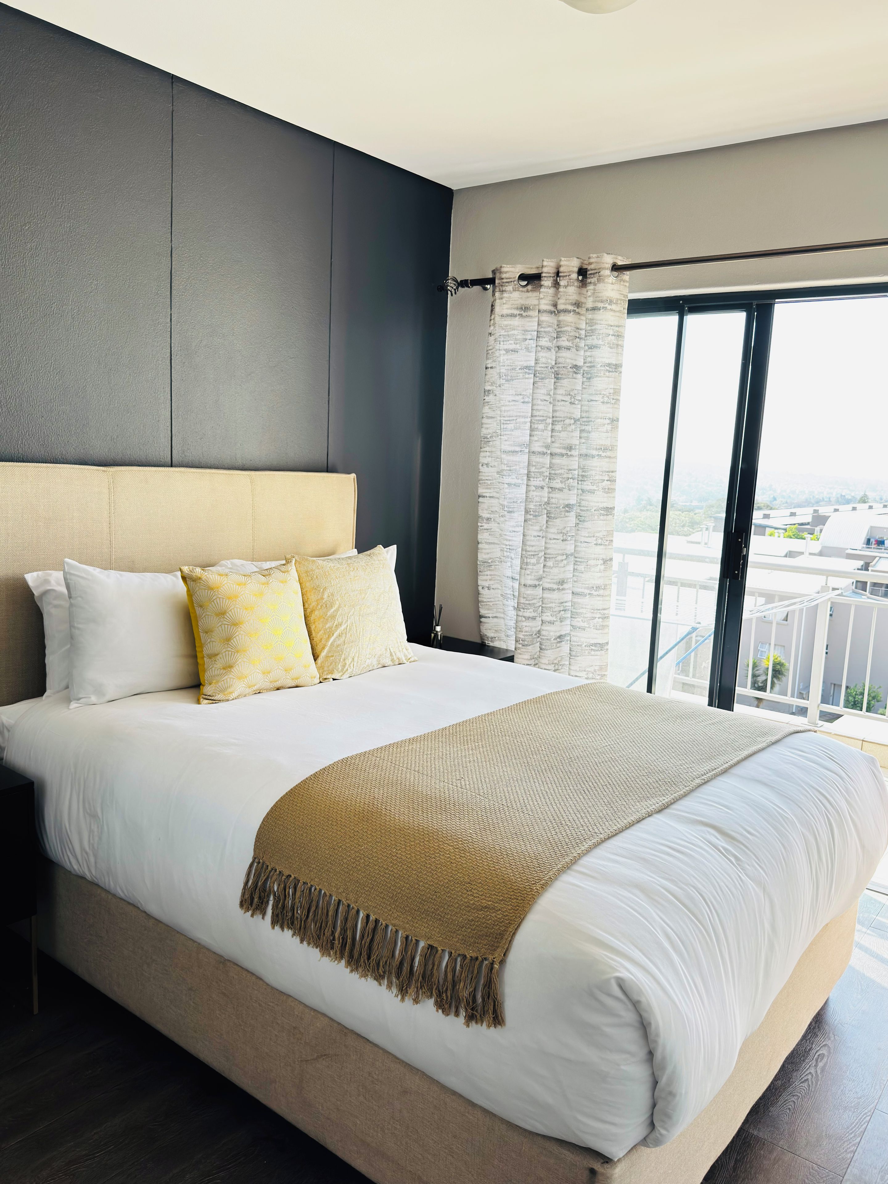 Iron/ironing board, bed sheets