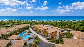 A resort with multiple buildings, a swimming pool, and a view of the ocean. - Bahia Beira Mar Hotel (Porto Seguro)