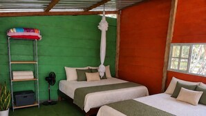 A room with two beds, a green wall, a red wall, and a window. - cabaña madera sanblas luxury  (Nusatupo)