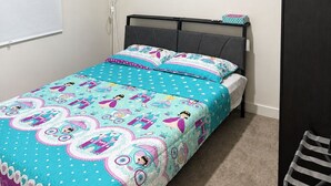 Ein Schlafzimmer mit einem Bett, einem Nachttisch, einer Lampe und einem Kleiderschrank.