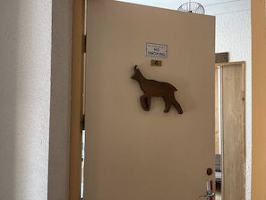A door with a 'NO SMOKING' sign and a wooden animal silhouette. - Central studio for 4 guests - Cauterets centre (Cauterets)
