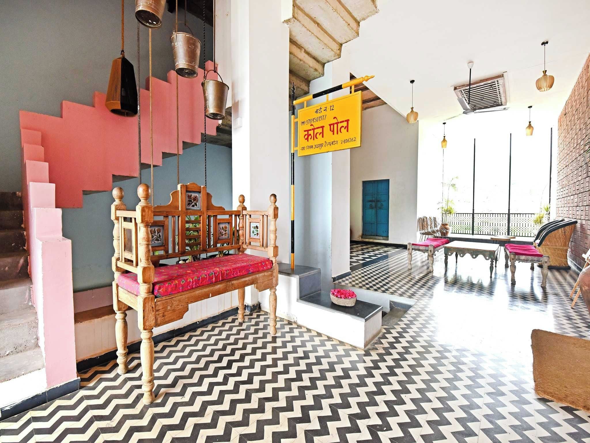 Una habitación con cama de madera, una escalera y suelo con diseño.