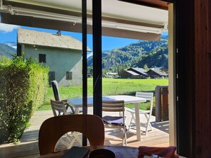 An outdoor patio with a table and chairs, overlooking a mountain landscape. - Ideal T2 apartment for 4 guests - Samoëns (Samoëns)