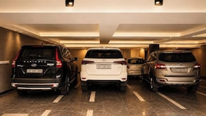 Eine Parkgarage mit drei in Reihe geparkten Autos.