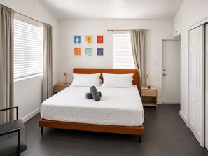 A hotel room with a single bed, two bedside tables, a wardrobe, and a window with blinds. - 5 private units with pool near Miami Beach (Miami)