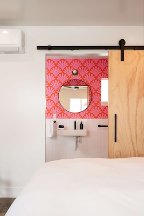 Quarto standard, banheira adaptada, vista parcial para o oceano | Banheiro | Chuveiro/banheira combinados, secador de cabelo, toalhas de banho 