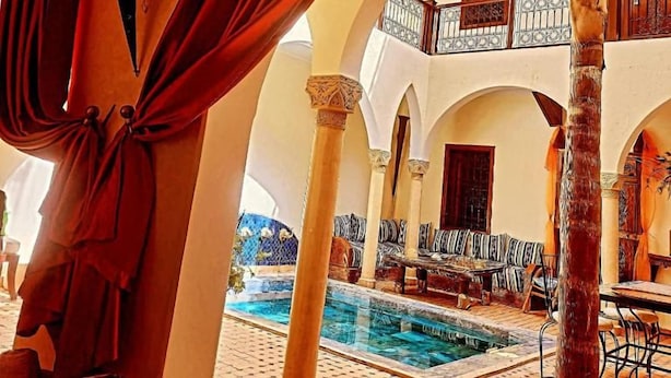An indoor pool area with a seating arrangement and a view of the pool. - Riad Rêve D'antan Dream (Marrakech)