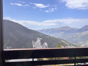 Een bergachtig landschap met een heldere lucht.
