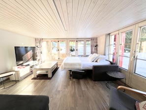 A hotel room with a bed, a TV, a desk, and a chair. - Chalet Apartment 5 Minutes Walk to Medran Lifts (Val de Bagnes)