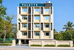Un edificio de varios pisos con un letrero que dice 'PALETTE' y 'BY CHEC XINI'.