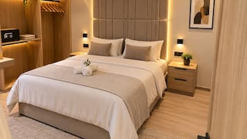Tabla de planchar con plancha, wifi gratis, ropa de cama