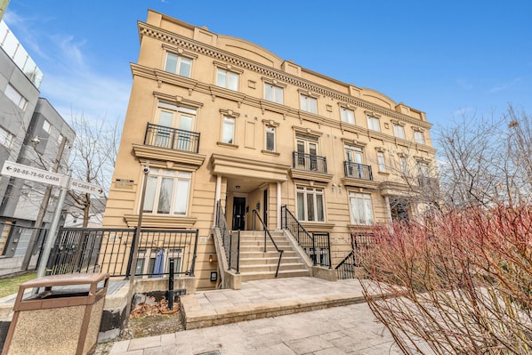 Exterior - 2 BR Townhouse with Patio Terrace (Toronto)