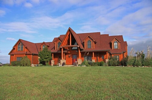 Large country home with 4 en suite bedrooms, large living room & chefs kitchen