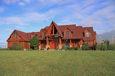 Large country home with 4 en suite bedrooms, large living room & chefs kitchen