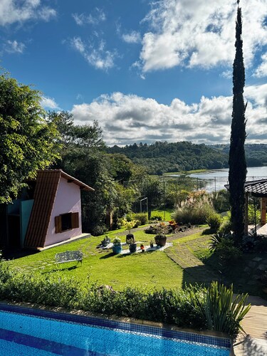 House by the dam in Juiz de Fora  swimming pool, sleeps up to 14 people