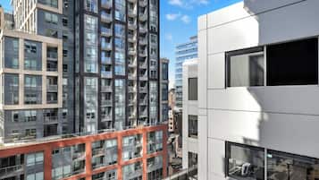Un moderno edificio de rascacielos con varios balcones y fachadas de vidrio y concreto.