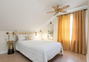 Room - Cozy 4 BEDROOM HOUSE NEAR  the LAKE (Wellington ,Prince Edward County)