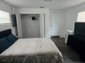 A bedroom with a bed, a wardrobe, a desk, and a television. - Cozy 1-bedroom for rent in pleasant St. Petersburg with AC (St. Petersburg)
