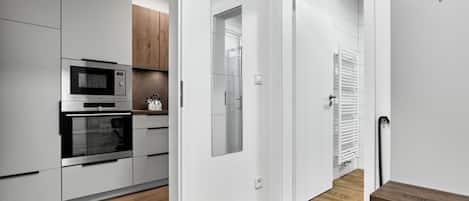 Une cuisine moderne dotée d’appareils électroménagers intégrés et d’armoires en bois.