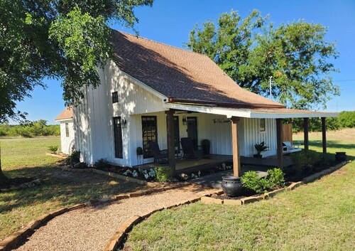 Cozy 1-bedroom cabin on 15 quiet acres w abundant wildlife in quaint Brownwood