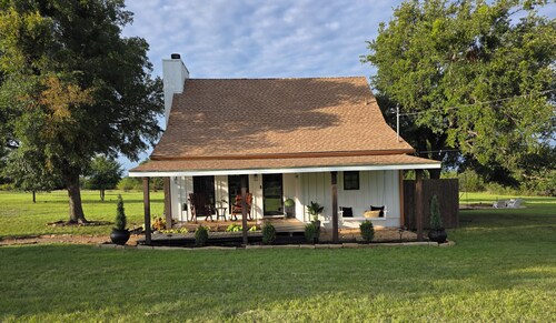 Cozy 1-bedroom cabin on 15 quiet acres w abundant wildlife in quaint Brownwood