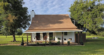 Cozy 1-bedroom cabin on 15 quiet acres w abundant wildlife in quaint Brownwood