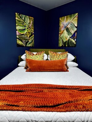 Ein Schlafzimmer mit einem Bett, Kissen und einer Decke.