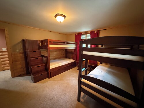 Ski-in/Ski-out 8 bed log cabin on Pleasant Mountain with Moose Pond lake access