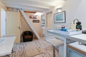 A modern kitchen with a white countertop, a built-in stove, and a sink. - Warm Seaside Apartment - Trouville (Trouville-sur-Mer)