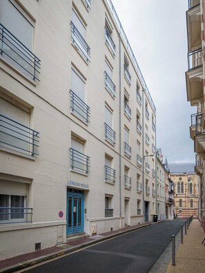 A multi-story building with a blue door labeled 'LONDON HOUSE' on the ground floor. - Warm Seaside Apartment - Trouville (Trouville-sur-Mer)