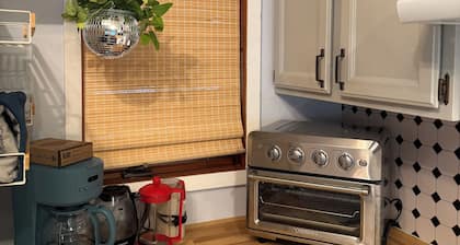 Comfy, Amenity-Filled 2-bed, 2-bath Top Floor Condo - in Iowa City