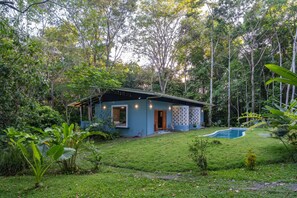 A small house with a swimming pool, surrounded by lush greenery. - Casa Tapa Dulce | Spacious Jungle Home with Pool (Paraíso)
