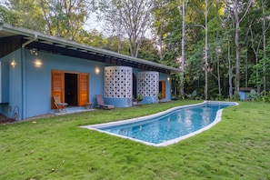 A modern house with a swimming pool, a covered patio, and a lush garden. - Casa Tapa Dulce | Spacious Jungle Home with Pool (Paraíso)