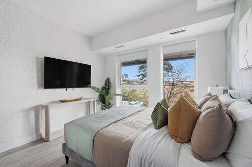Bright Modern Townhouse, Patio, Family Friendly!
