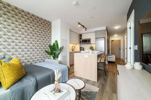 Un apartamento moderno con sala de estar, cocina y comedor.