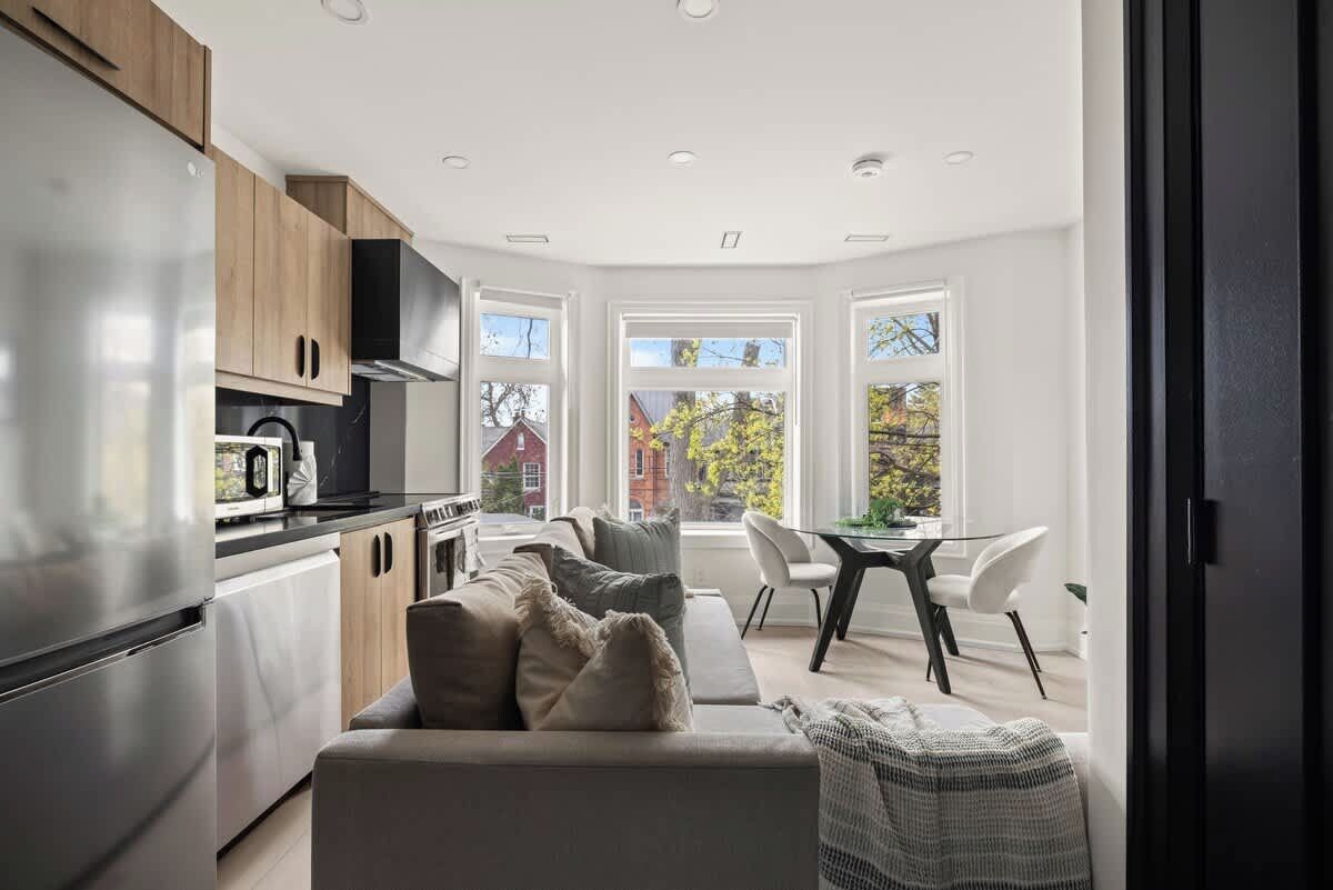 Una cocina moderna con comedor, ventanas amplias y vistas al exterior.