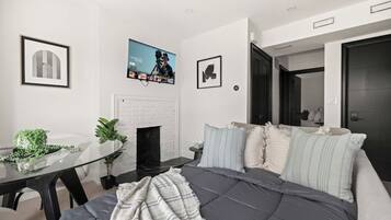 Iron/ironing board, bed sheets