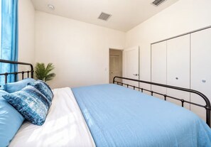Room - Soothing 4-bedroom house with AC in Hallandale Beach (Hallandale Beach)