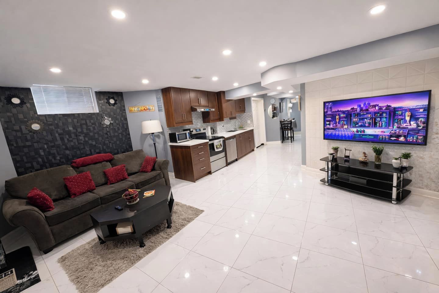 Een moderne woonkamer met een bank, salontafel en een flatscreen televisie.