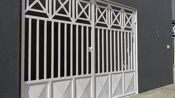 Een garagepoort met een decoratief metalen rooster.