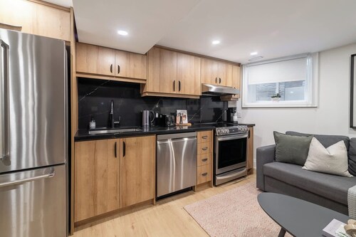 Stylish 2BR West End Oasis | Huge Deck near High Park
