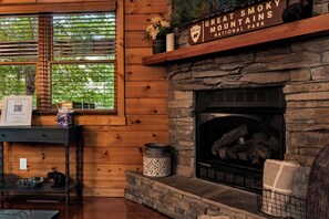 Ein Kamin mit Steinverkleidung, einem hölzernen Sims und einem Schild, das den Great Smoky Mountains Nationalpark kennzeichnet.
