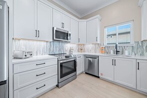 Make your favorite meal in the fully stocked kitchen - New Beginnings · New Lux Home*Private Pool*100ft to Beach*Elevator (Gulf Shores)