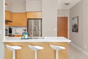 Private kitchen - Chic 1BR Patio Suite Scenic CN Tower View | Parking Available (Toronto)
