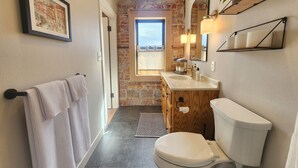 Un bagno con il water, lavandino e una finestra vista panoramica.
