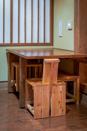 Ein Holztisch mit integrierter Bank.
